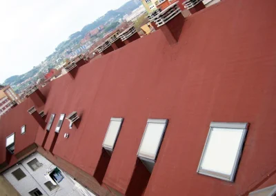 Obra de renovación de tejado en calles Bolivia Costa Rica y Colonbia